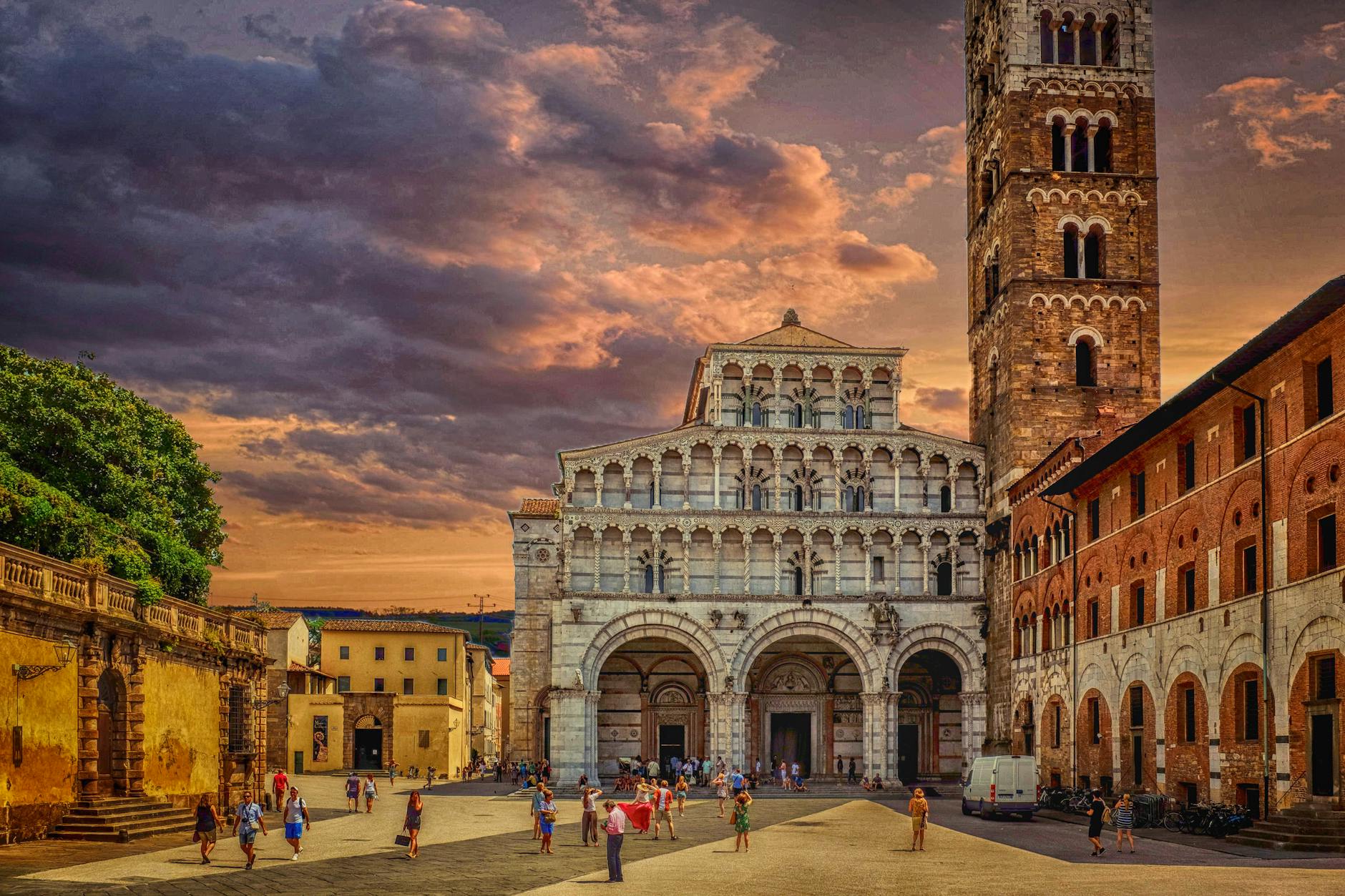 Lucca al tramonto, duomo di San Martino in primo piano.
